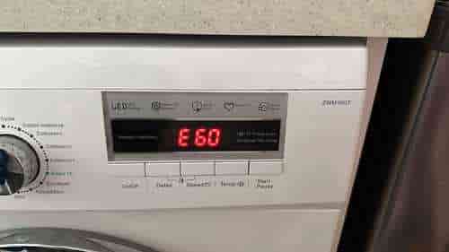 出現故障碼E60，摩打碳刷問題😰Zanussi金章牌前置式洗衣機 ZWM1007