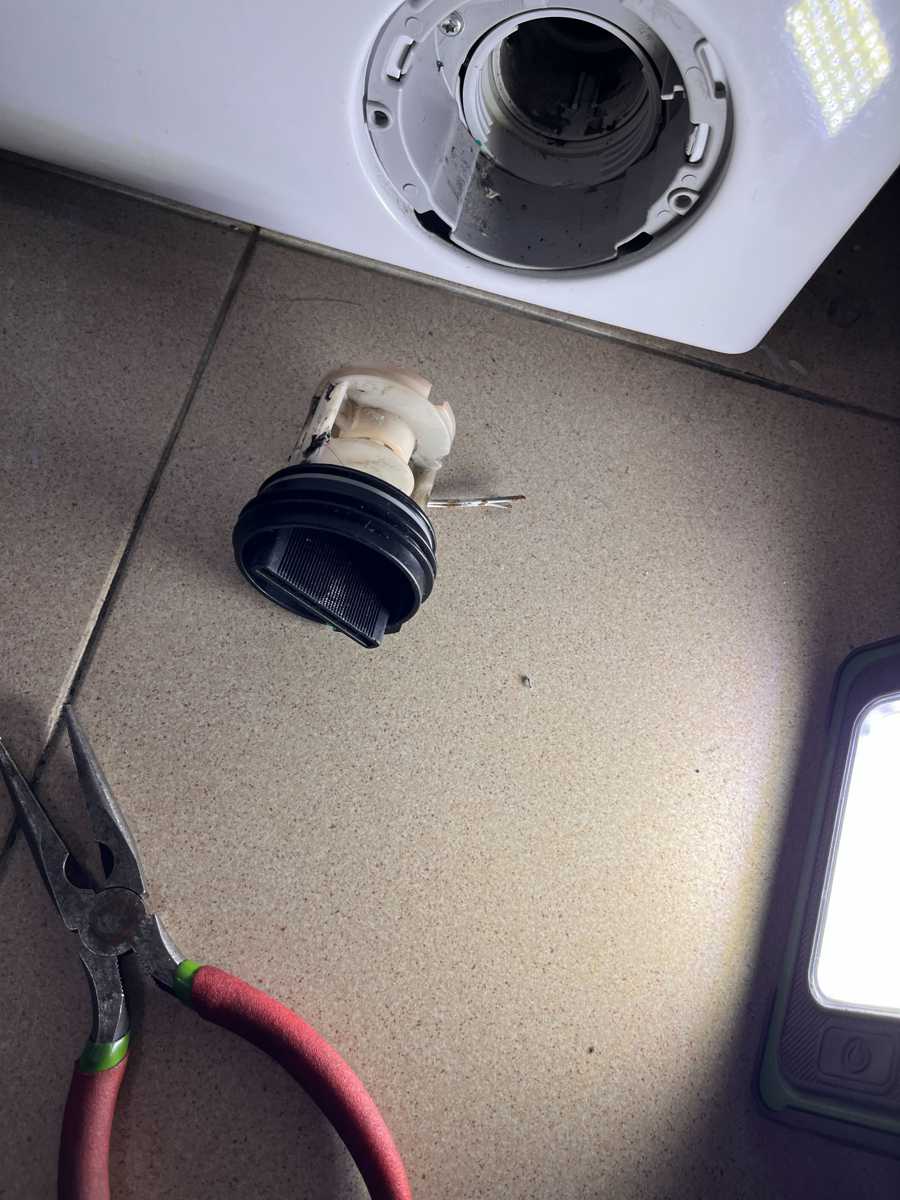 過濾器卡住導致漏水🛠Philco飛歌牌前置式洗衣機 PV610S