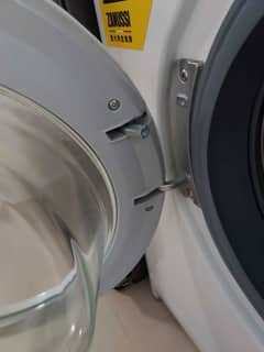 看似簡單的門鉸更換，這部Zanussi ZWM系列洗衣機卻讓師傅遭遇螺絲卡死考驗 ⚡