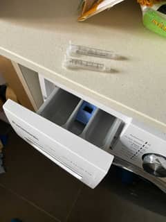 這部Panasonic NA系列洗衣機為何從梘粉盒前方漏水？原來是兩支針筒惹的禍 🎯