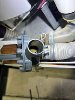 這部Hitachi NW系列洗衣機為何突然不排水？💧師傅拆開竟見毫子卡死排水泵
