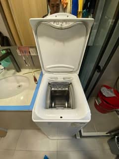 這部飛歌牌 PTL系列洗衣機 E20：缸底喉取出金屬異物，並修復鬆脫門膠的現場處理 🔎