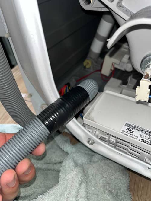 Zanussi ZWH系列洗衣機EF0故障：師傅巧手修復排水喉小洞的過程分享 🛠