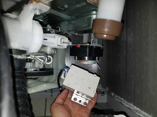 這部惠而浦VEMC系列日式洗衣機突現E7故障碼，原來是排水索掣惹禍 🔍