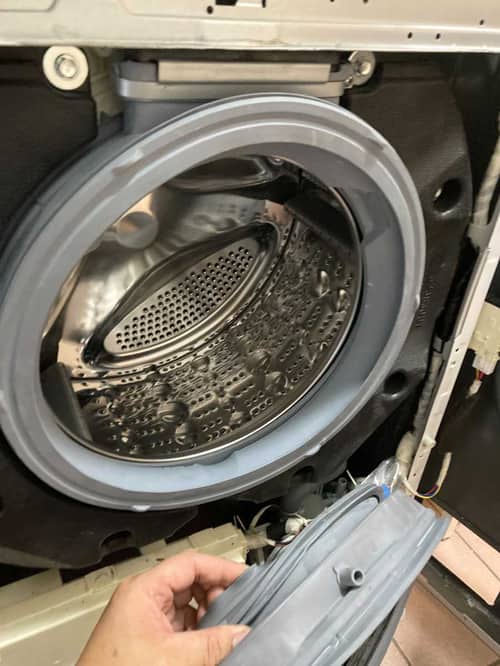 機底漏水，檢查發現防水膠邊有破口🌊LG二合一洗衣乾衣機 WFC1206C4W