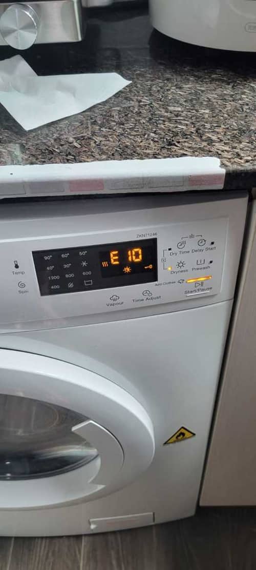 這部Zanussi ZKN系列洗衣乾衣機先後出現E10及E just0故障碼？師傅揭示入水掣烘乾部位的關鍵問題 🔍