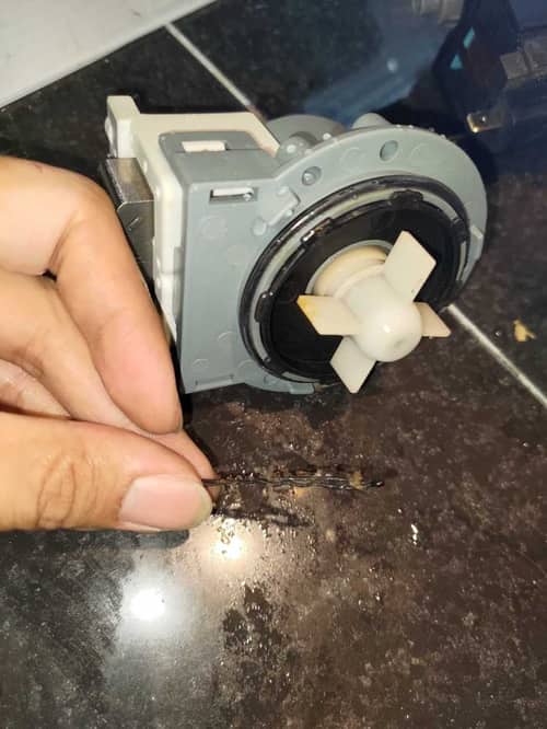 這部樂聲牌洗衣機的髮夾阻塞事故，引發「_F」故障碼的真相 📎