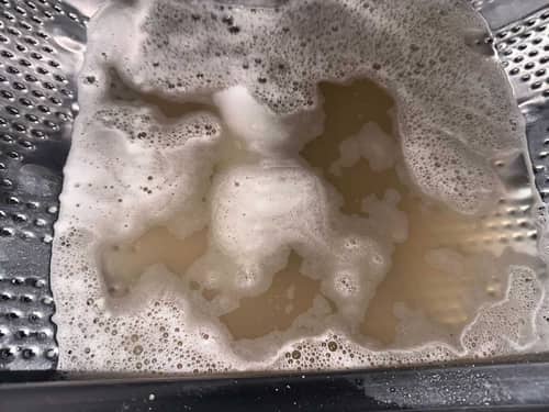新租客搬入前，發現這部Philco洗衣機嚴重藏著前租客留下的污垢🔍
