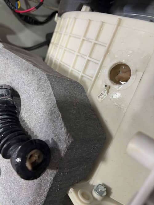客戶過量使用清潔劑，導致這部LG WFT系列洗衣機漏水擴散💦