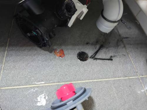 異物夾擊現場：這部惠而浦CFCR系列洗衣機因F05故障遭硬幣髮夾阻礙 😮