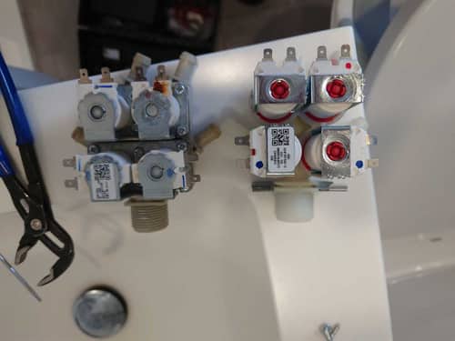 這部LG FC系列洗衣機不開機卻漏水？師傅查出入水掣老化💧