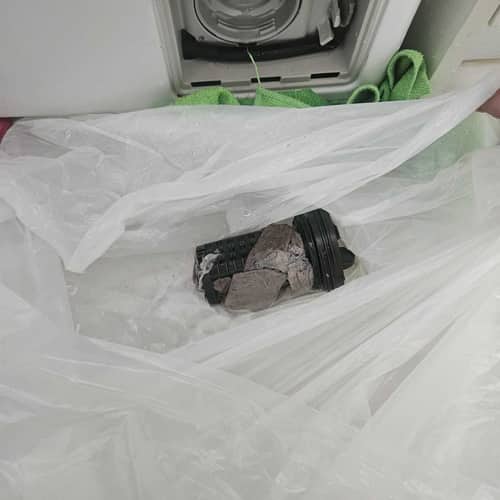 這部LG洗衣機F12085V2W因色吸紙與鈕扣堵塞亮起0E，師傅現場復原 🧺