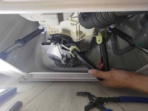 這部惠而浦AWC系列洗衣機脫水時想逃離廚房？揭示避震器老化元凶🔎