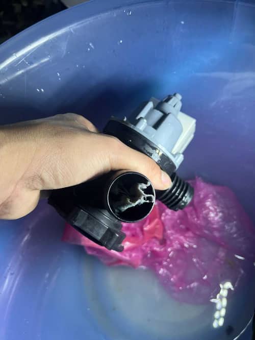 校服泡水鎖死門，這部依達時EWSD系列洗衣機出現F05故障怎麼解？😰