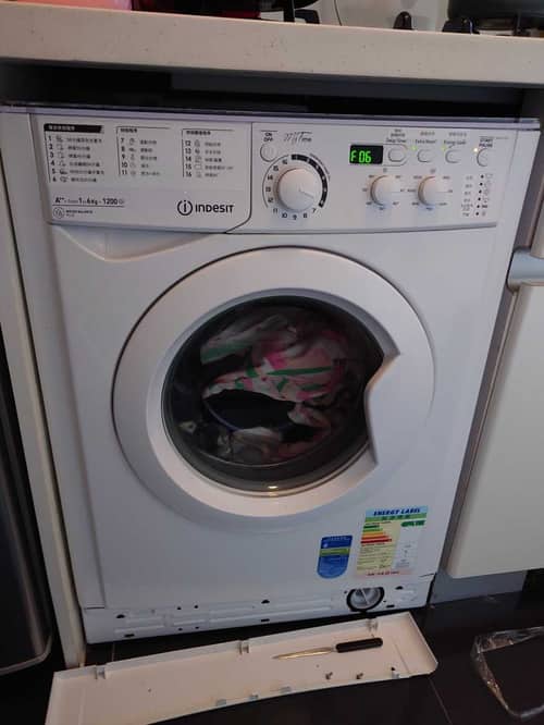 衣服像小動物被困裡面：這部Indesit EWSD系列洗衣機F06門鎖故障處理🗝️