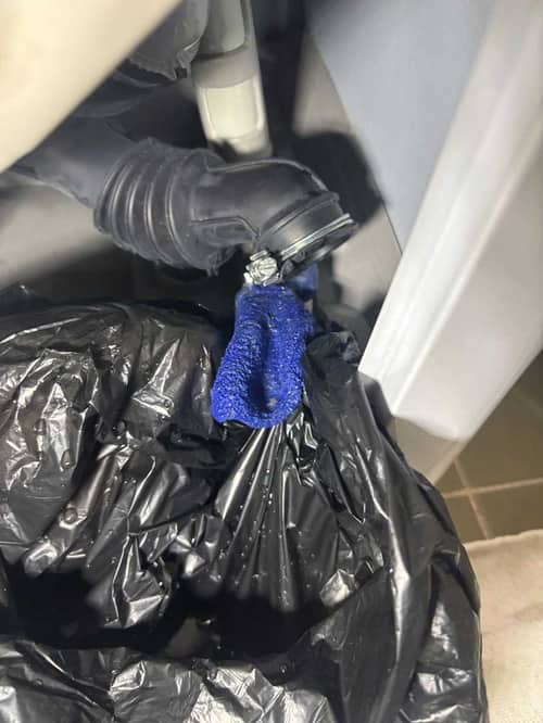 過濾器卡住＋細物堆積，師傅清潔後這部Zanussi ZWY系列洗衣機恢復運作 🛁