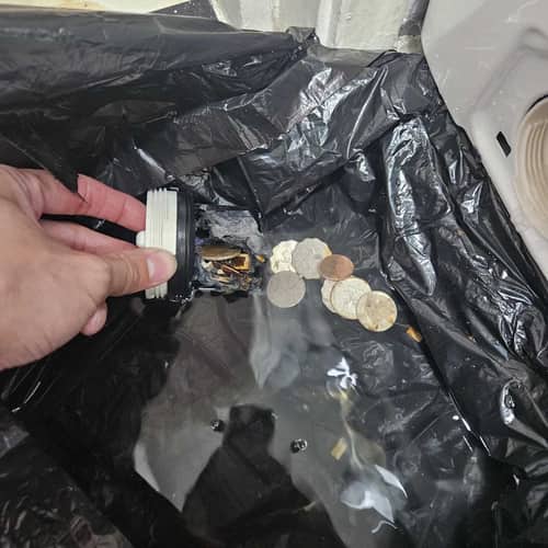 這部飛歌牌PWD系列洗衣機E20排水卡住，師傅拆濾器挖出銀仔寶藏🪙