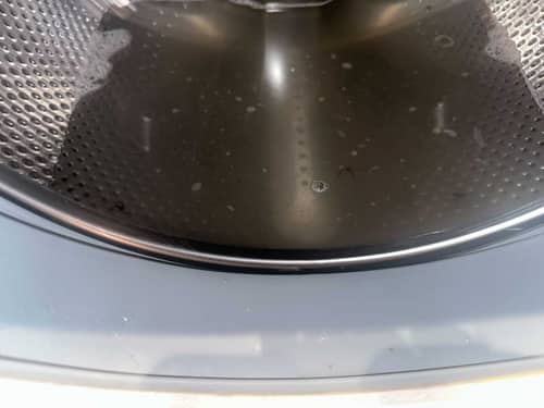 衣服總黏黑色碎屑？清洗專員揭開這部Whirlpool前置式洗衣機內的秘密🦠