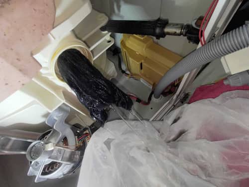 這部惠而浦FWG系列洗衣機同時亮起F05與F06故障碼，現場拆管清堵後更換門鎖全過程 🕵️