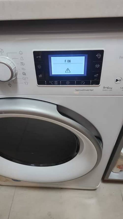 這部 Whirlpool WFCR系列洗衣機F06故障，門鎖卡死衣物困桶幾天😓