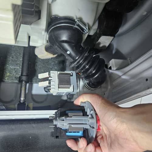 清理過濾器後仍出現E21？這部Panasonic NAS系列洗衣機現場拆換排水泵恢復順暢排水 🌀
