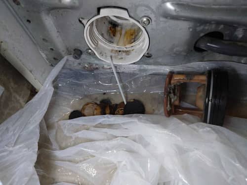 這部西門子WK系列洗衣機因硬幣卡住排水泵而門鎖死，師傅現場快速解鎖 🧲