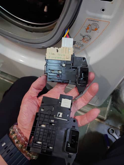 拆機見真章—這部LG FC系列洗衣機dE1故障源自門勾斷裂🌀
