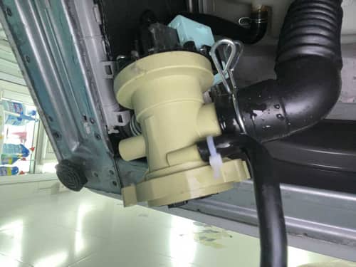 清理過濾器卻無心脫落排水喉？這部Whirlpool FRAL系列洗衣機洗中漏水實錄 🛟