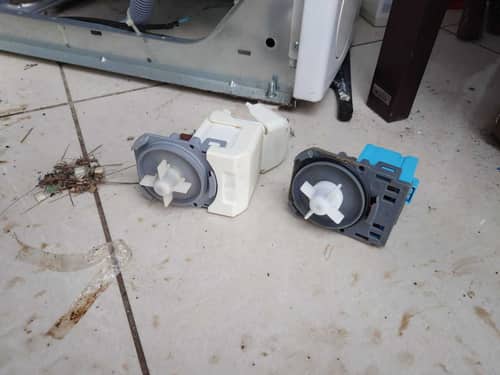 這部Whirlpool AWE系列洗衣機Clean Pump燈亮起、排水停頓，師傅到府拆機找出卡住的褲頭帶🧩