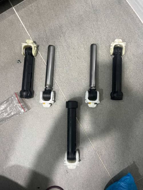 深夜嘭嘭聲擾眠，師傅更換避震器後這部惠而浦AWC系列洗衣機重歸寧靜 😴