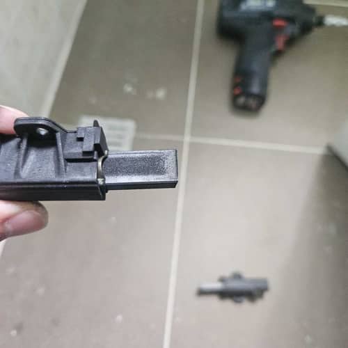 這部Zanussi ZWQ系列洗衣機為何在脫水階段停轉？摩打碳刷受潮成元凶 🤔