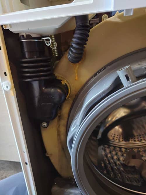 這部惠而浦WRAL系列洗衣機一開機就漏水，客戶自備梘喉急救💦