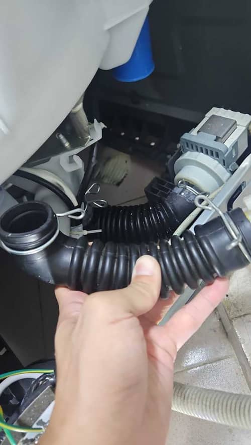 這部東芝AWK系列洗衣機排水時底部偷偷滲水？師傅發現關鍵小孔🧐