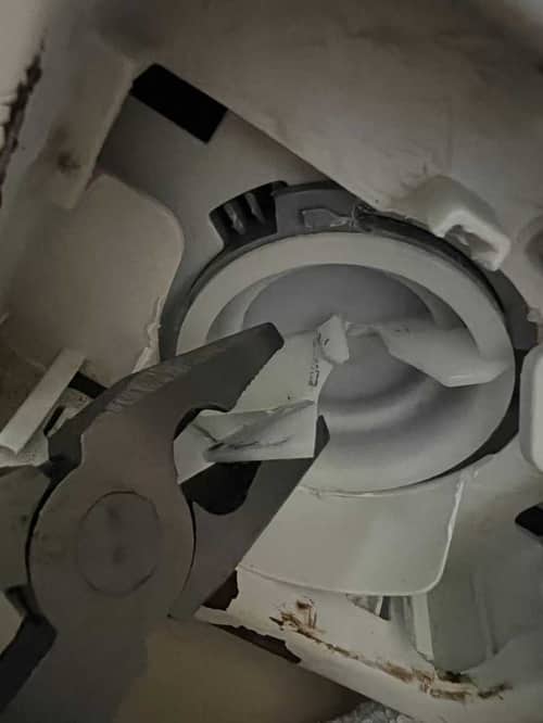 客人蠻力拆卸這部Fortress FW系列洗衣機的過濾器，意外扭爆濾網堵塞排水 😖