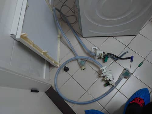 這部西門子WM系列洗衣機為何中途漏水？老化入水掣與裂管真相探究🔍