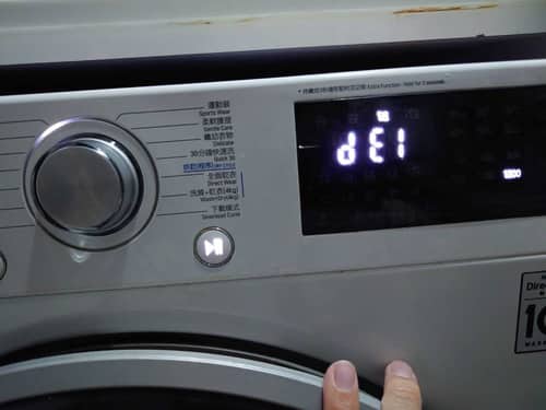 衣物受困桶內！這部LG WFC系列洗衣機dE1、dE2錯誤下的門鎖掣故障排除🌱