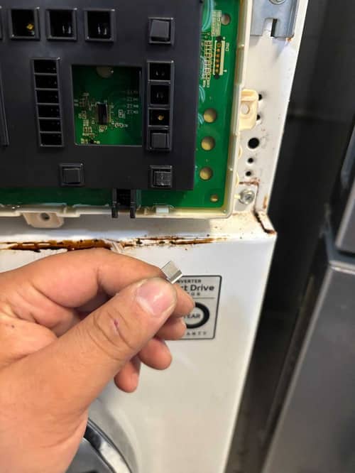 泡沫回流+手部濕氣，這部 LG WFT系列洗衣機按鍵突然失靈 🌊