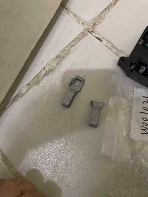 這部LG洗衣機門勾斷裂，只因一次用力關門🧩