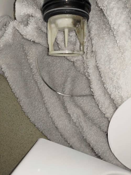 這部西門子WS系列洗衣機E21停擺？竟是內衣鋼圈卡住排水泵 🤔