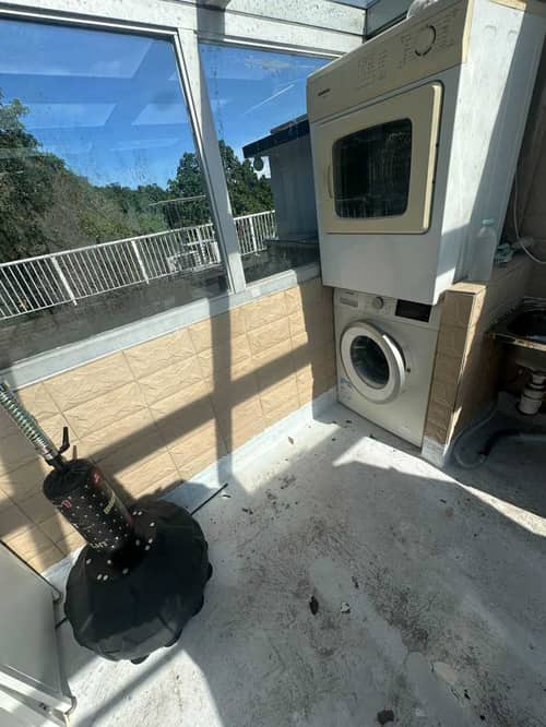 高溫天台的清潔挑戰：清洗專員處理這部Siemens前置式洗衣機🫧