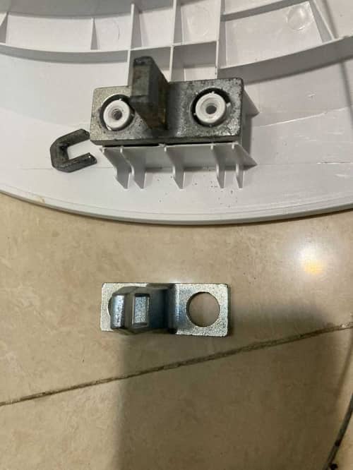 這部Zanussi ZWF系列洗衣機門勾斷裂後，竟用木棍讓它繼續運轉 🪵