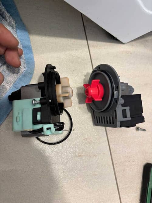 這部惠而浦WRAL系列洗衣機E12排水異常：硬幣堵塞與泡沫誤漏水解析💡