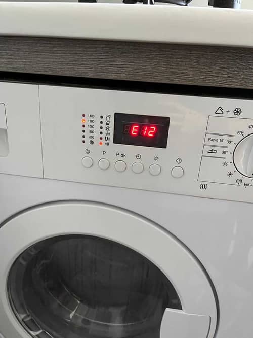 使用頻率暗藏隱憂：這部Kuppersbusch WT系列洗衣機E12故障揭示碳刷消耗規律 🔍