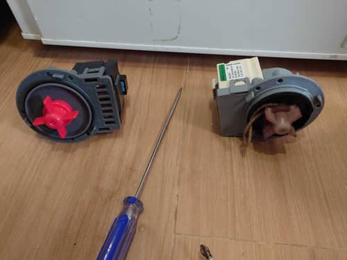 遇到F05故障，顧客先排空積水，這部Whirlpool WFCR系列洗衣機檢修更順利 ✨