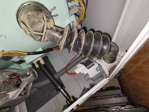 這部Whirlpool AWO系列洗衣機排水失靈、脫水卡死？師傅現場拆管清除吸濕紙阻塞💡