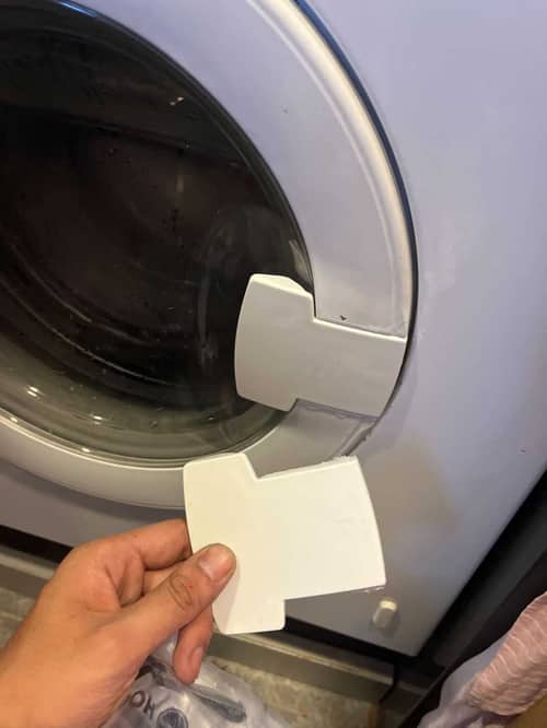 這部Fulgor FD系列洗衣機門把手斷裂後，住戶證卡住引發怪聲🧐