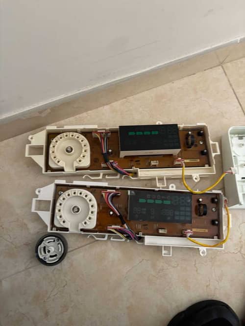 洗衣進行中突然停機，這部Samsung WW系列洗衣機面板熄燈彷彿睡着 😵‍💫