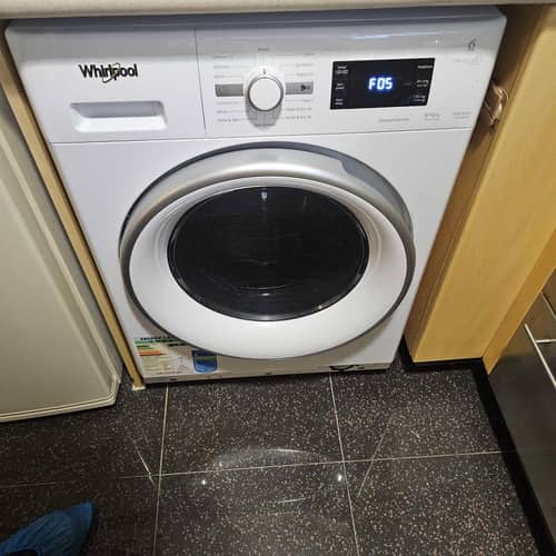 這部Whirlpool WFCR系列洗衣機F05故障碼水竟倒流？更換排水泵後終於通暢 💧