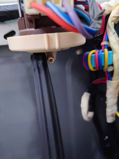 這部LG WFN系列洗衣機突現1E故障？小小水位喉管鬆脫才是元凶 🤔