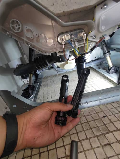 洗衣脫水時這部Whirlpool TDLR系列洗衣機異常搖晃？師傅揭露避震器“打籃球”真相🕵️‍♂️